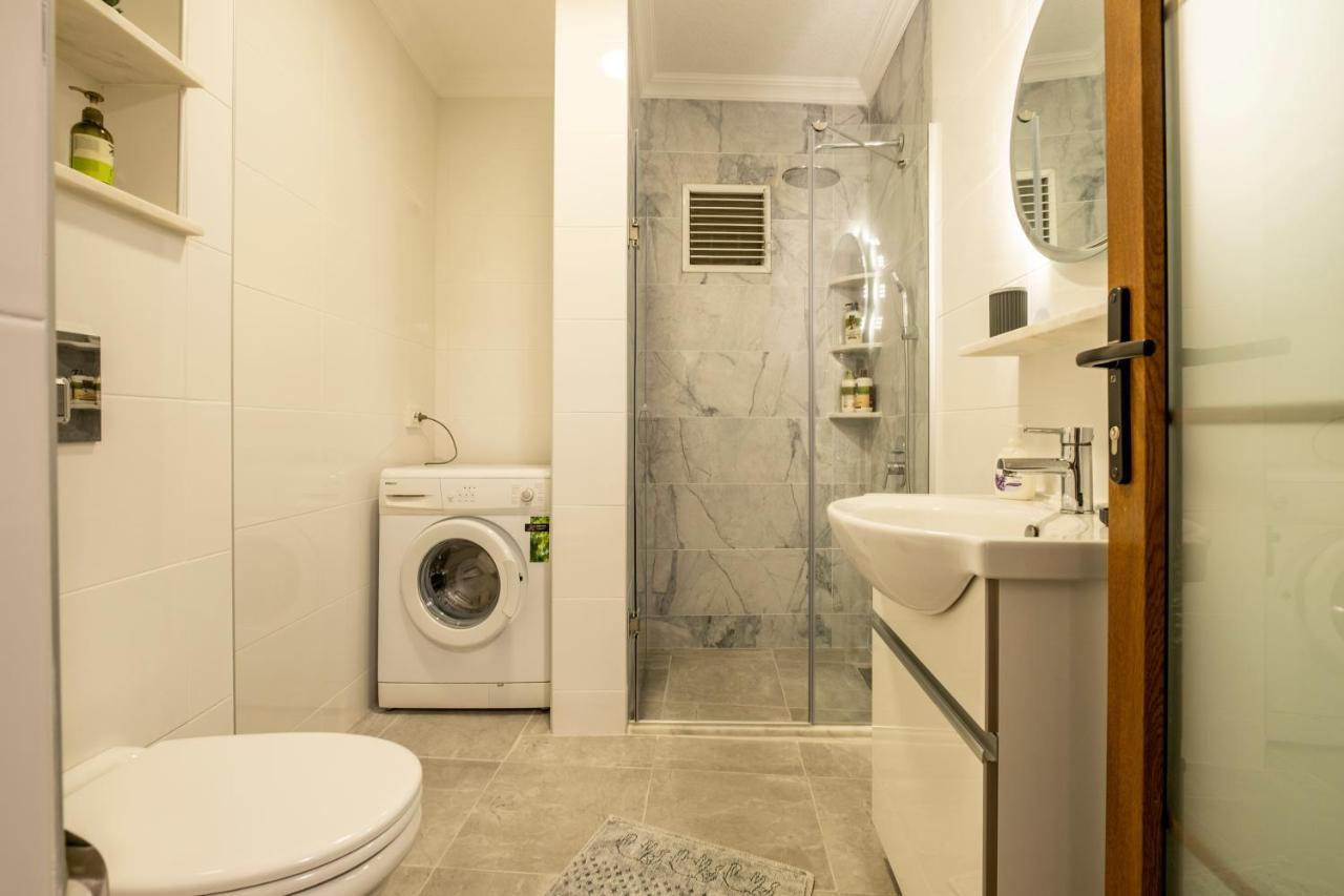 דירות איסטמבול Spacious And Comfy 2Br In The Heart Of Cihangir מראה חיצוני תמונה
