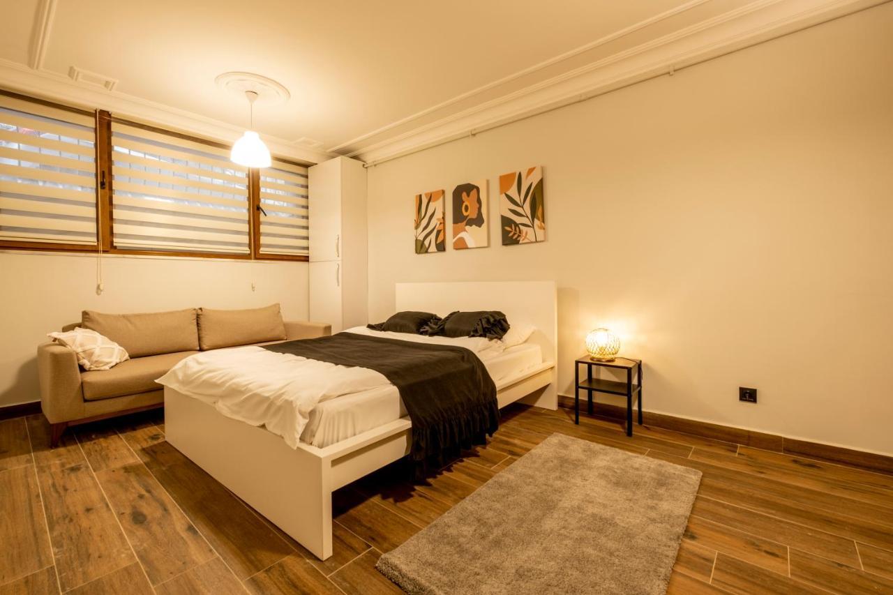 דירות איסטמבול Spacious And Comfy 2Br In The Heart Of Cihangir מראה חיצוני תמונה