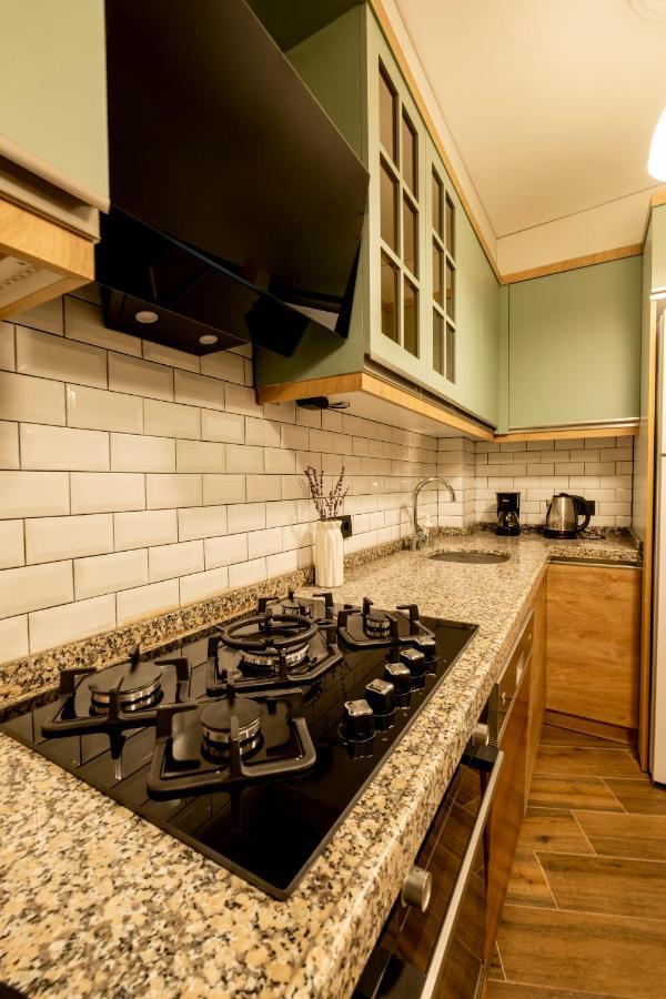 דירות איסטמבול Spacious And Comfy 2Br In The Heart Of Cihangir מראה חיצוני תמונה