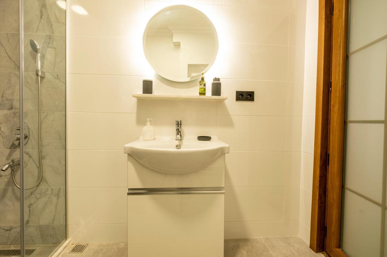 דירות איסטמבול Spacious And Comfy 2Br In The Heart Of Cihangir מראה חיצוני תמונה